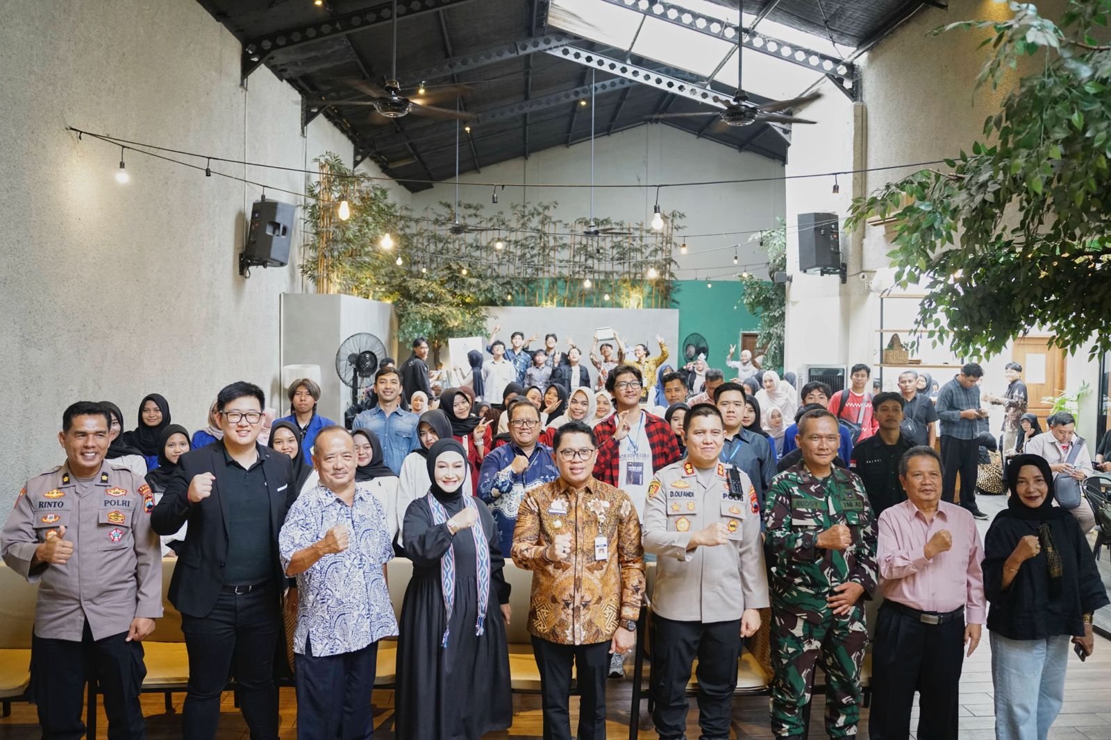 Foto bersama peserta dan tamu Magelang AI Expo 2026 di Lokal Folk Cafe