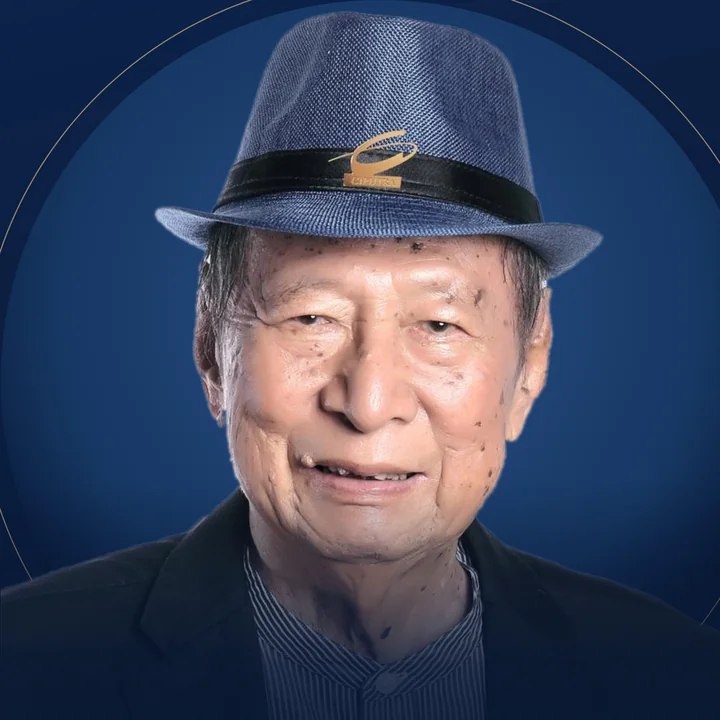 Ir. Ciputra mengenakan topi fedora biru